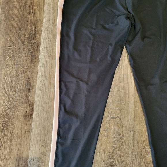 Black Leggings with Curved Design Moisture-Wicking Fabric - Picture 3 of 8